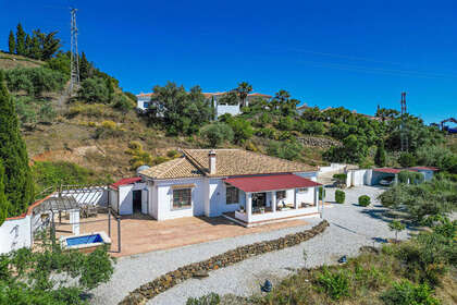 Cluster house for sale in Arenas, Málaga. 