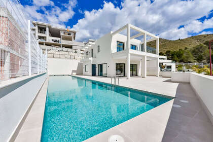 联排别墅 出售 进入 Finestrat, Alicante. 