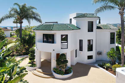 Cluster house for sale in Estepona, Málaga. 
