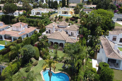 Cluster house for sale in El Paraiso, Estepona, Málaga. 