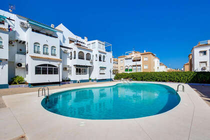 联排别墅 出售 进入 Torrevieja, Alicante. 