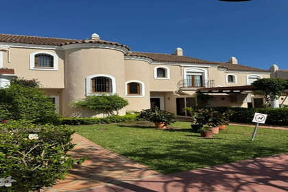 House for sale in El Paraiso, Estepona, Málaga. 