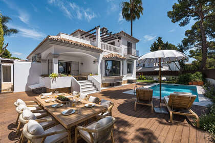 Cluster house for sale in Puerto Banús, Málaga. 