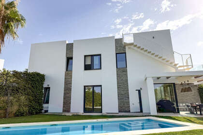 House for sale in Puerto de Cabopino, Marbella, Málaga. 