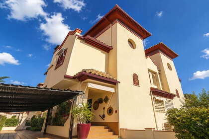 House for sale in Torrequebrada, Benalmádena, Málaga. 