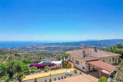 Cluster house for sale in Arenas, Málaga. 
