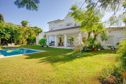 Cluster house for sale in El Paraiso, Estepona, Málaga. 