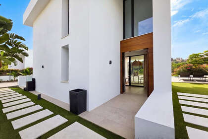 Cluster house for sale in El Paraiso, Estepona, Málaga. 