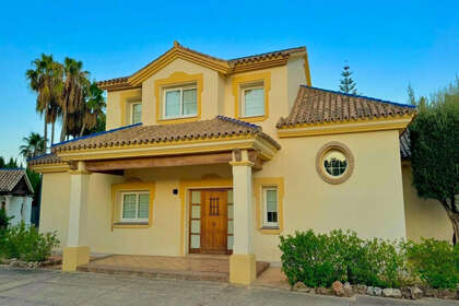 Cluster house for sale in Estepona, Málaga. 