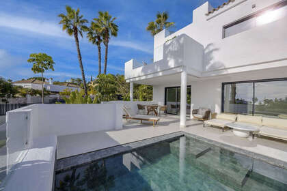 Apartment for sale in El Paraiso, Estepona, Málaga. 