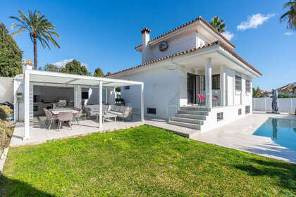 Cluster house for sale in El Paraiso, Estepona, Málaga. 