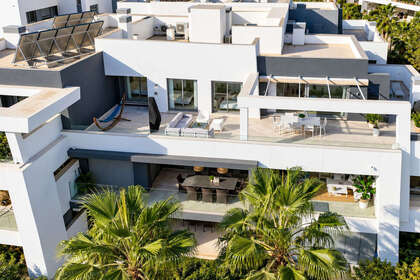 Penthouse for sale in Puerto Banús, Marbella, Málaga. 