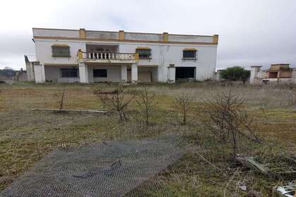 Chalet for sale in Almendralejo, Badajoz. 
