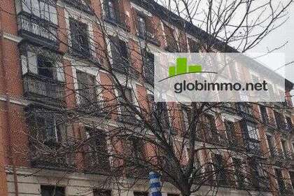 Building for sale in Madrid. 