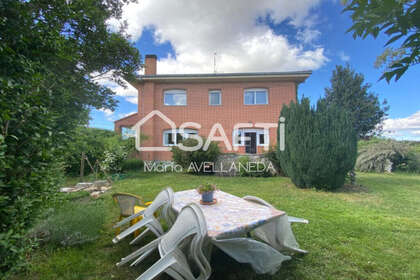 House for sale in Onzonilla, León. 