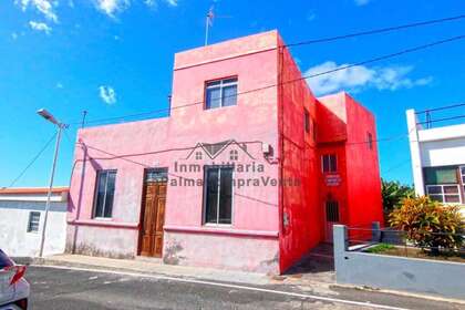 House for sale in Tazacorte, Santa Cruz de Tenerife, La Palma. 