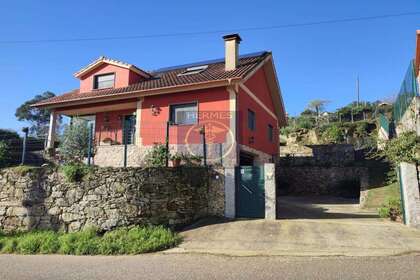 House for sale in Gulans, Pontevedra. 