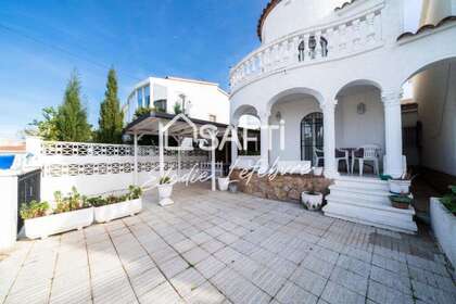 House for sale in Empuriabrava, Girona. 