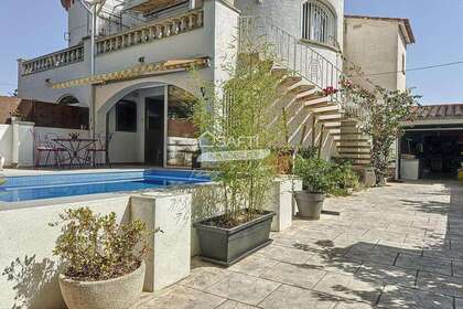 House for sale in Empuriabrava, Girona. 