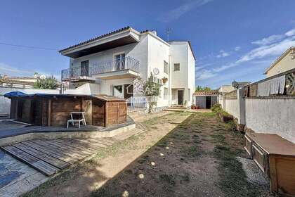 House for sale in Empuriabrava, Girona. 