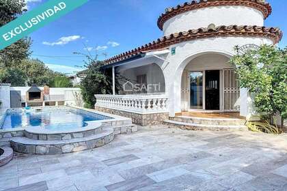 House for sale in Empuriabrava, Girona. 