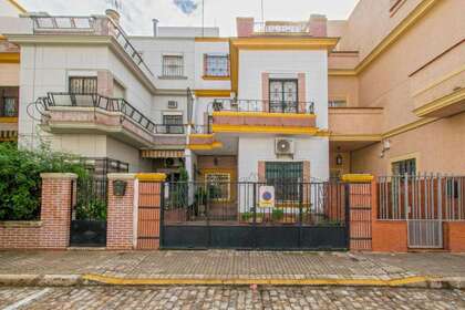 House for sale in Sevilla. 