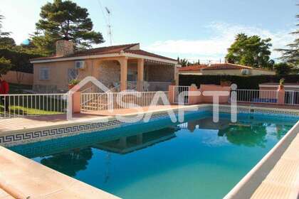 House for sale in Chiva, Valencia. 