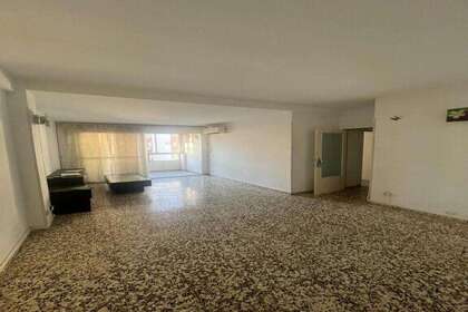 Flat for sale in Sevilla. 
