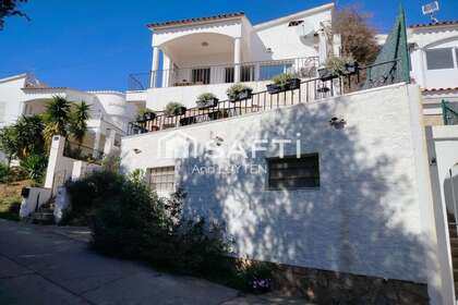 Cluster house for sale in Canyelles Almadraba (Roses), Girona. 