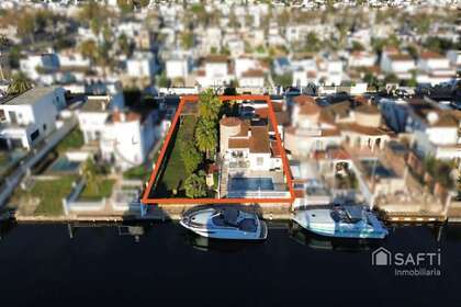 House for sale in Empuriabrava, Girona. 