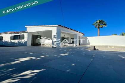 House for sale in Empuriabrava, Girona. 