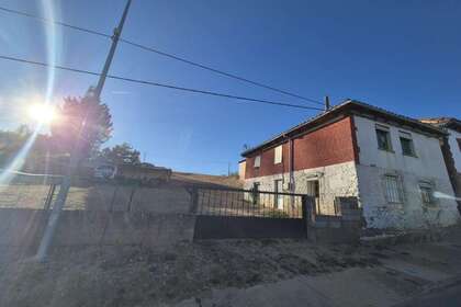 Country house for sale in Garrafe de Torío, León. 