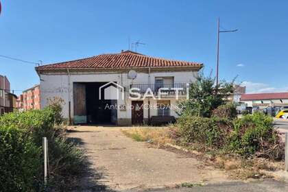 Building for sale in Valencia de Don Juan, León. 