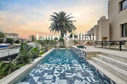 House for sale in Empuriabrava, Girona. 