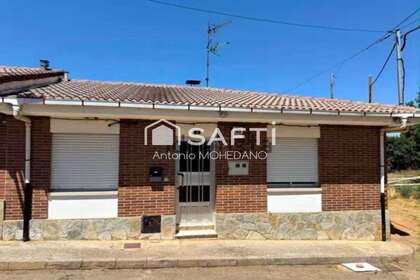 Cluster house for sale in Villamañán, León. 
