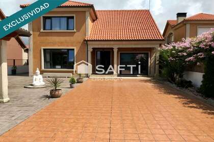 House for sale in Ribeira, La Coruña (A Coruña). 